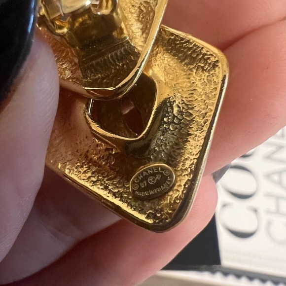 CHANEL Vintage Gold CC Logo Dangle Clip On Earrings - Picture 7 of 10